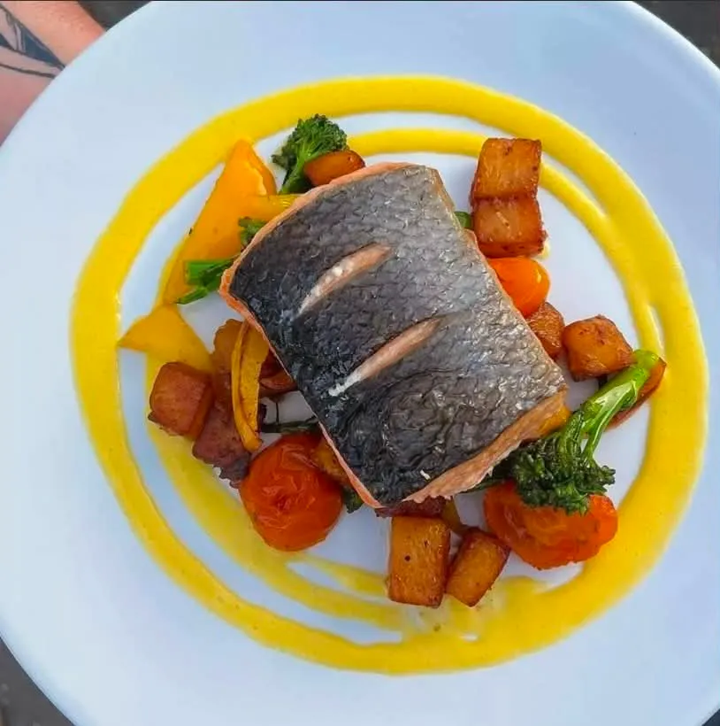 Fiskservering med grönsaker och sås